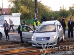 В Запорожье автомобиль застрял на рельсах (ФОТО)
