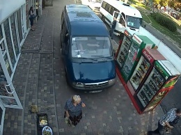 Неуправляемая "ГАЗель" сбила на тротуаре женщину и влетела в столб (Видео)