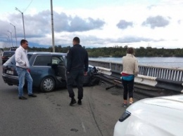ДТП в Каменском: водитель убегал от полиции и вылетел с моста