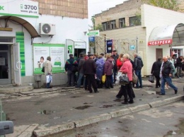 В Станице Луганской аномальный наплыв клиентов «Ощадбанка» и «Приватбанка»
