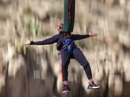 Уилл Смит на 50-летие прыгнул с тарзанки