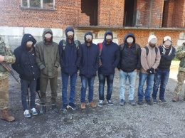 На Закарпатье задержали восемь азиатов, которые нелегально ехали в Европу на микроавтобусе
