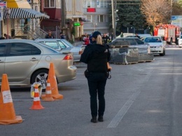 В центре Днепра напротив Управления полиции часть улицы перекрыли из-за загадочной коробки