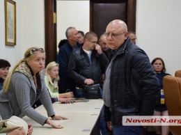 Николаевцы два часа требовали от депутатов проголосовать за ремонт дороги и не хотели выпускать их с кабинета