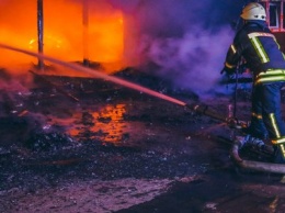В Киеве масштабно горел «Минский» рынок: Оболонь окутал едкий дым