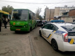 В Харькове маршрутка попала в ДТП: есть пострадавшие (фото, видео)