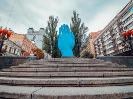 В Киеве на месте снесенного памятника Ленину установили скульптуру в виде большой синей руки