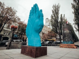 Возле постамента снесенного памятника Ленину на бульваре Тараса Шевченко появилась огромная синяя рука (фото)