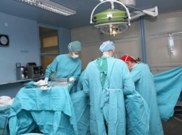 Российские хирурги удалили опухоль головного мозга через разрез на брови