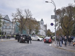 "Молчание убивает": в Киеве началась акция у Администрации президента