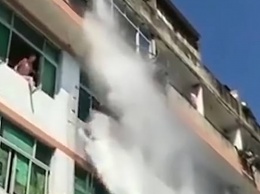 Китайские пожарные спасли самоубийцу с помощью брандспойта