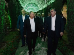Брал Путина за руку и дарил Лукашенко гранаты: чем отличился президент Таджикистана на "вечере дружбы"