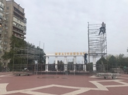 На площади Победы и ул. Героев Украины уже устанавливают сцены (фото)