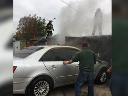 На Таирова произошел пожар в гаражном кооперативе: сгорели две машины