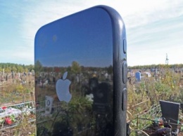 «Мир сошел с ума»: В Уфе на кладбище установили надгробие в виде iPhone 6