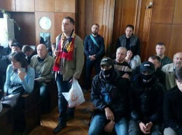 Подрались в суде и напали на кафе. Как С14 съездили в Житомир к журналисту Муравицкому