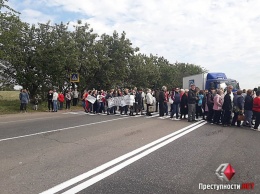 Под Николаевом люди полностью перекрыли трассу М-14 «Одесса-Мелитополь-Новоазовск»
