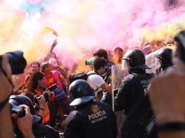 В Барселоне сторонники независимости схлестнулись с полицией