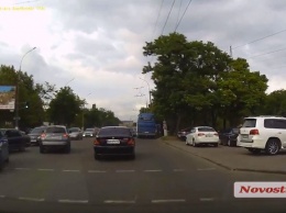 Как ездят в Николаеве: нарушители из Одессы создали пробку возле зоопарка. ВИДЕО