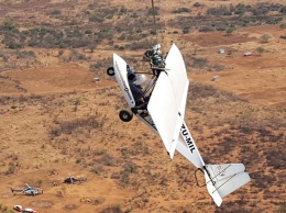 На пропеллере и молитве: в Южной Африке легкомоторный самолет врезался в провод связи и повис на высоте 30,5 м