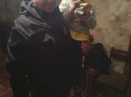 Одесские полицейские сняли трехлетнего ребенка с карниза