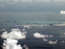 Эсминец США прошел мимо спорных островов