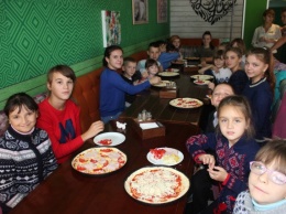 В Кривом Роге для детей-сирот провели мастер-класс по приготовлению пиццы