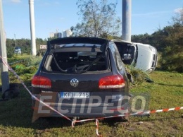 Смертельное ДТП на Харьковской площади в Киеве: Volkswagen Touareg на еврономерах вынес Fiat прямо на опору биг-борда
