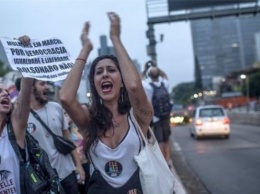 Выборы в Бразилии: десятки тысяч женщин вышли на акцию против "бразильского Трампа"