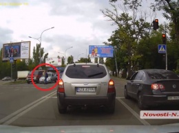 «Как ездят в Николаеве»: автомобиль, трогаясь «на красный», едва не сбил девушку. ВИДЕО