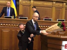 Лапавший промежность Яценюка депутат вырвал микрофон у российского журналиста