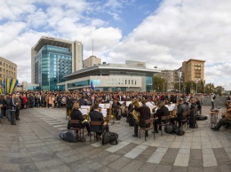 В Харькове посреди улицы сыграли два оркестра (фото)