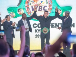 Владимир Кличко получил золотой пояс почетного чемпиона WBC