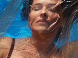 Даша Астафьева показала обнаженную грудь под водой