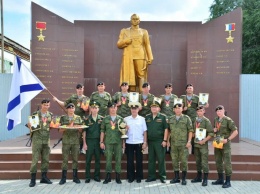 Чепига был из "ботаников"-буквоедов, отличник в учебе, но очень посредственный офицер для "полевой" работы - сослуживец