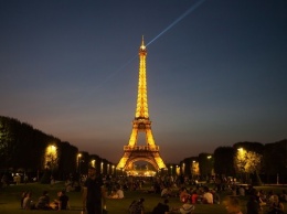 В Париже Эйфелеву башню подсветили в золотой цвет в память о Шарле Азнавуре. Фото, видео