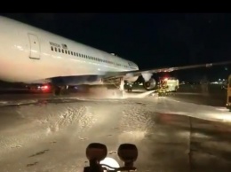 Пассажирский самолет не смог вылететь из аэропорта Нью-Йорка из-за возгорания шасси