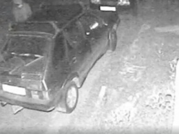 В Запорожье на видео сняли молодчиков, которые "курочили" автомобили (ВИДЕО)
