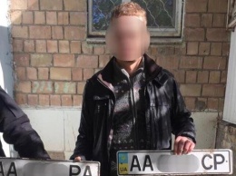 В Киеве мужчина украл 100 автомобильных номеров