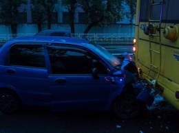 В Киеве авто на скорости "влетело" в троллейбус с пассажирами (видео)