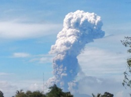 В Индонезии началось извержение вулкана Сопутан
