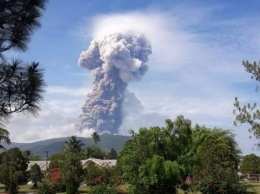 После землетрясения в Индонезии началось извержение вулкана