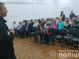 В столичную школу пришла полиция