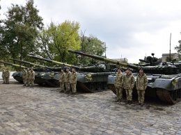 В Харькове передали танки и БТР для украинской армии (фото, видео)