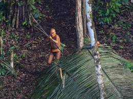 Бразильскому фотографу удалось подобраться как никогда близко к абсолютно дикому племени в Амазонии (фото)