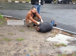 В Харькове прохожим пришлось спасать внезапно рухнувшего на землю мужчину