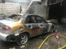 Два элитных Porsche и еще пять автомобилей сгорели на СТО в Киеве