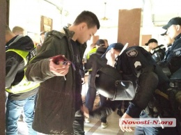 Националисты пришли на сессию Николаевского горсовета: изъяты ножи и газовые баллончики