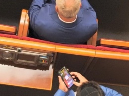 Два нардепа пришли в парламент с новым iPhone XS Max, которые стоят по 60 тысяч (ФОТО)