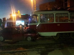 Двое взрослых и ребенок пострадали в ДТП с трамваем в Харькове